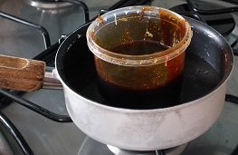 cukrova pastaa ohřívat v horké vodě